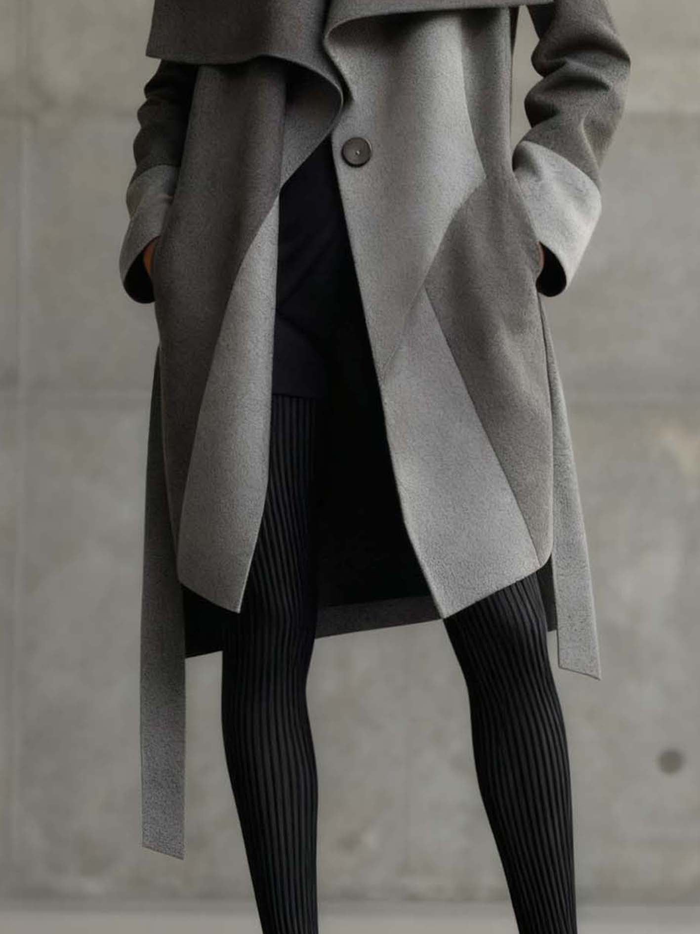 Gray Coat With Lapels And Dark Color Blocks