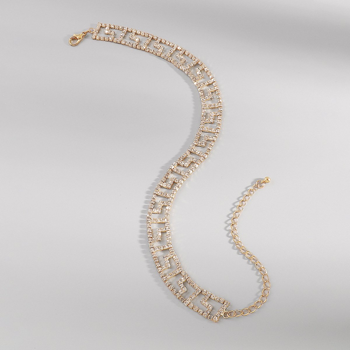 Collier ras du cou ajouré avec strass étincelants