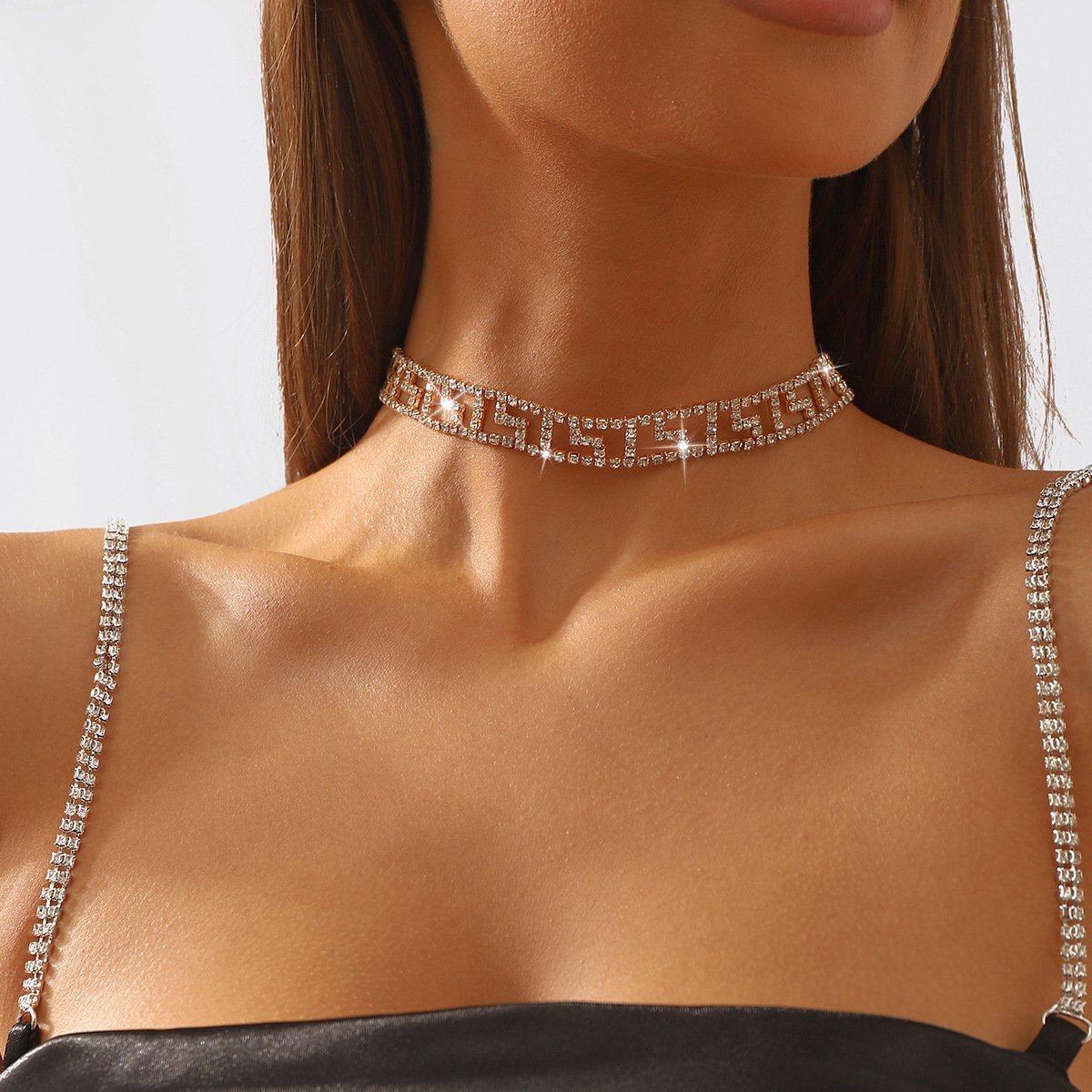Collier ras du cou ajouré avec strass étincelants