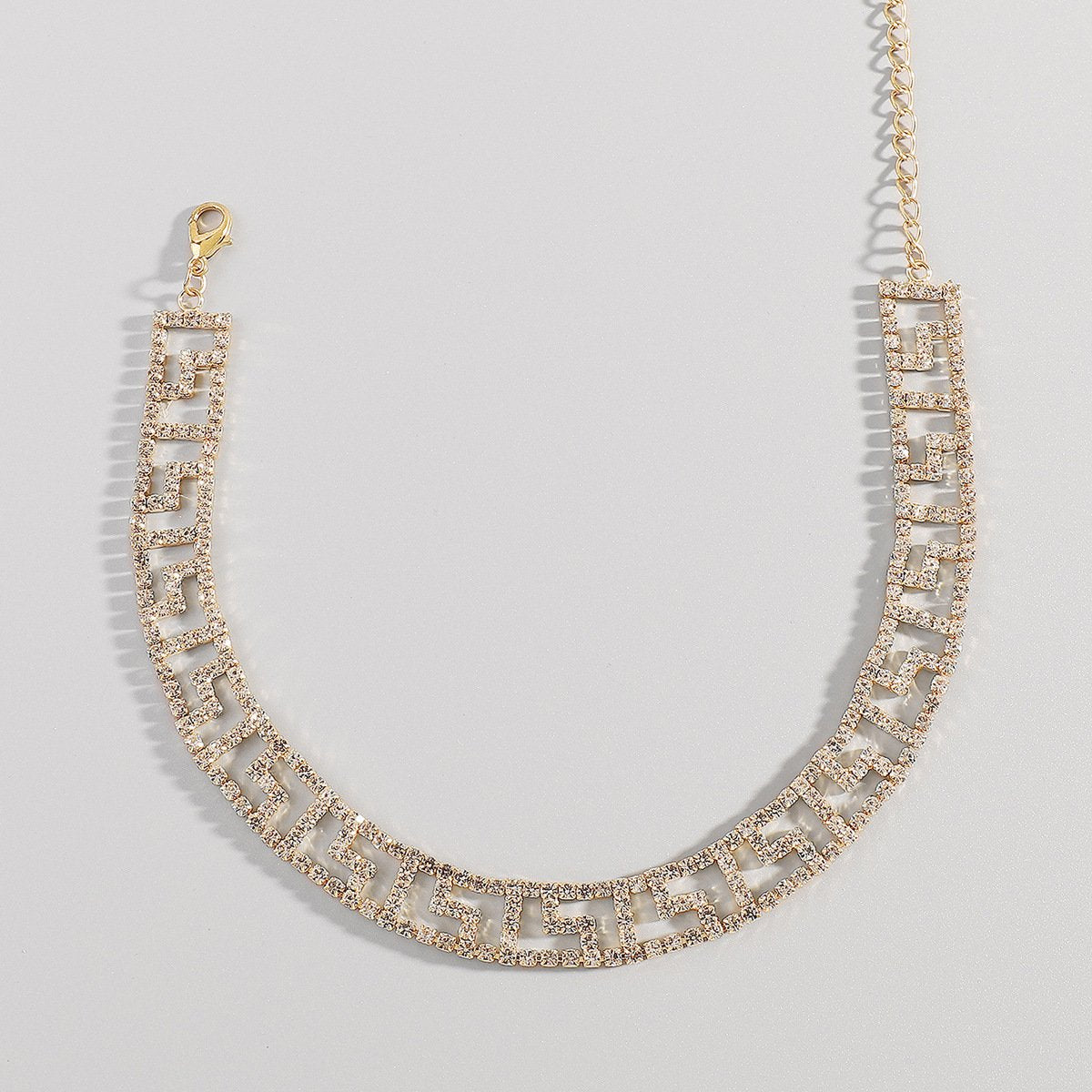 Collier ras du cou ajouré avec strass étincelants