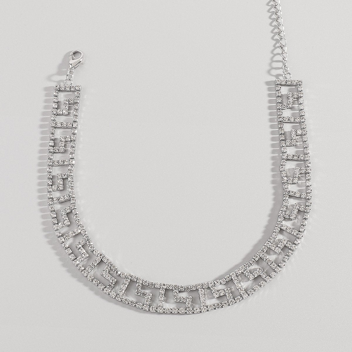 Collier ras du cou ajouré avec strass étincelants