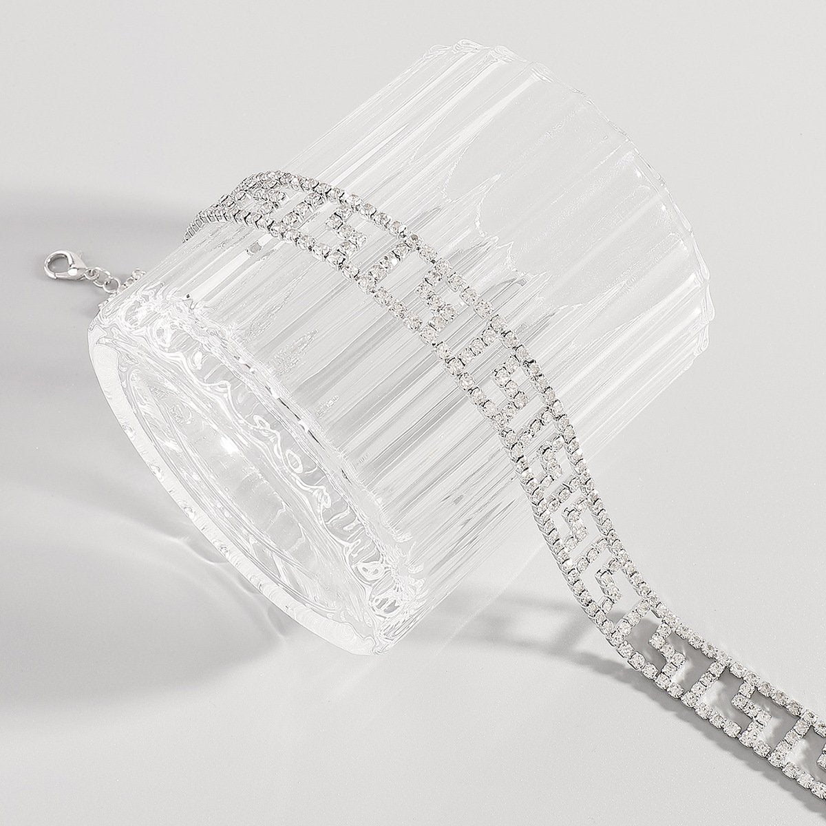 Collier ras du cou ajouré avec strass étincelants