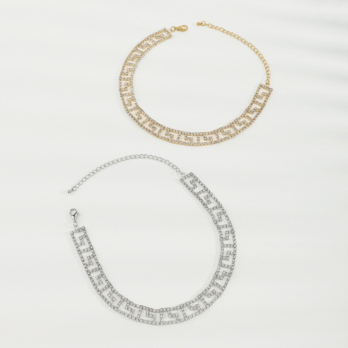 Collier ras du cou ajouré avec strass étincelants
