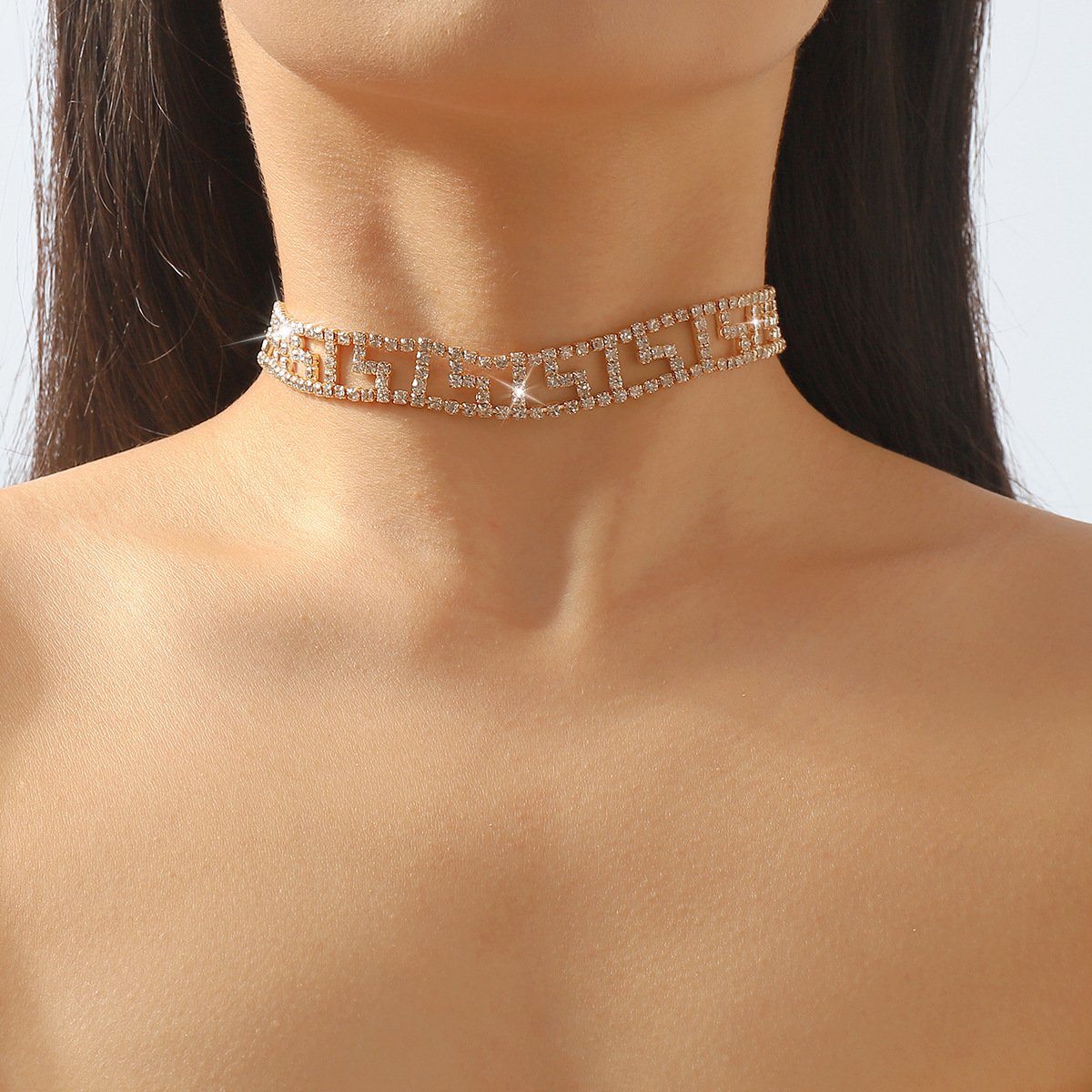 Collier ras du cou ajouré avec strass étincelants