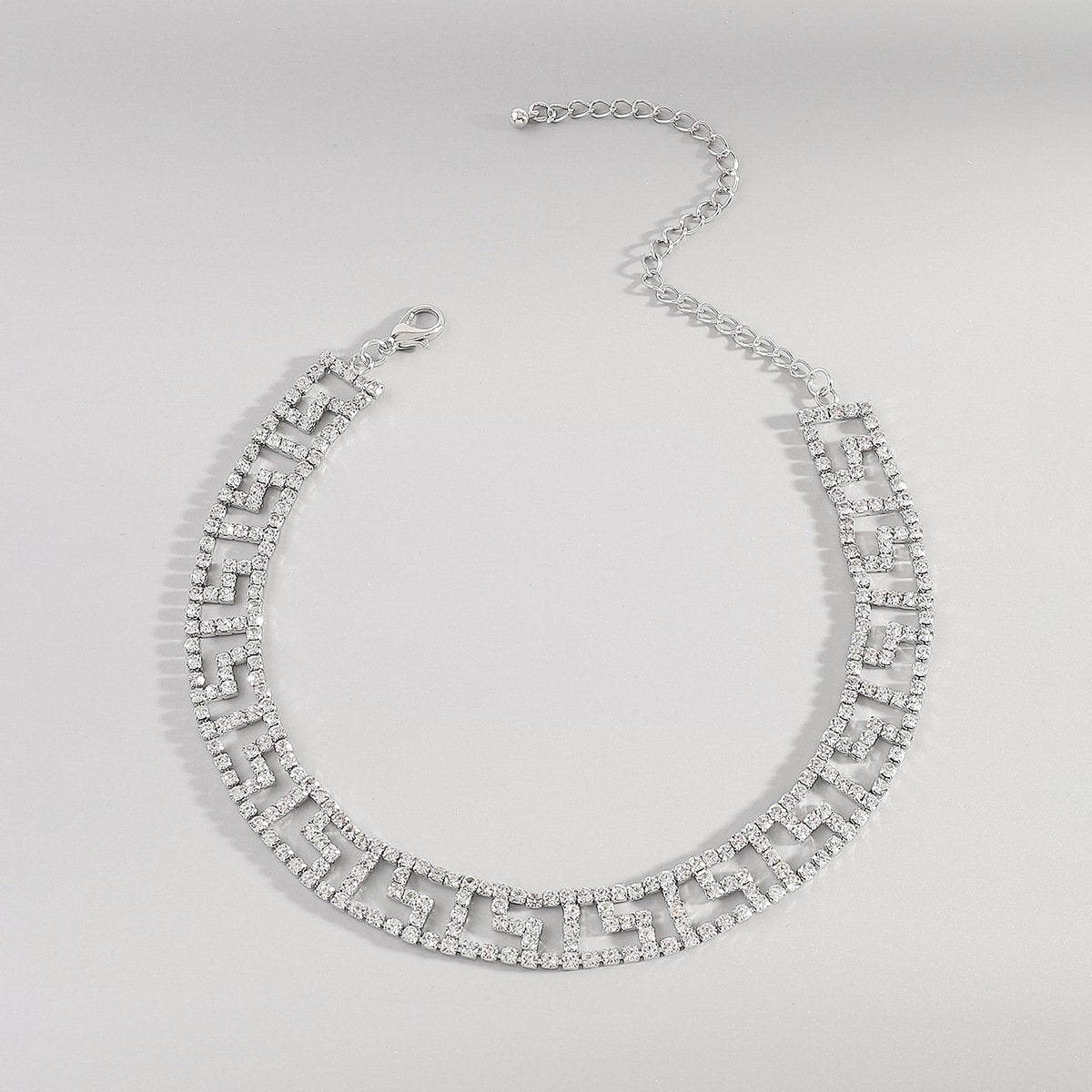 Collier ras du cou ajouré avec strass étincelants