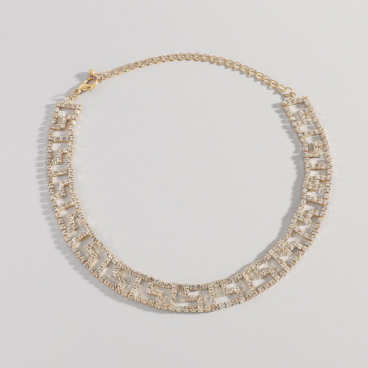 Collier ras du cou ajouré avec strass étincelants