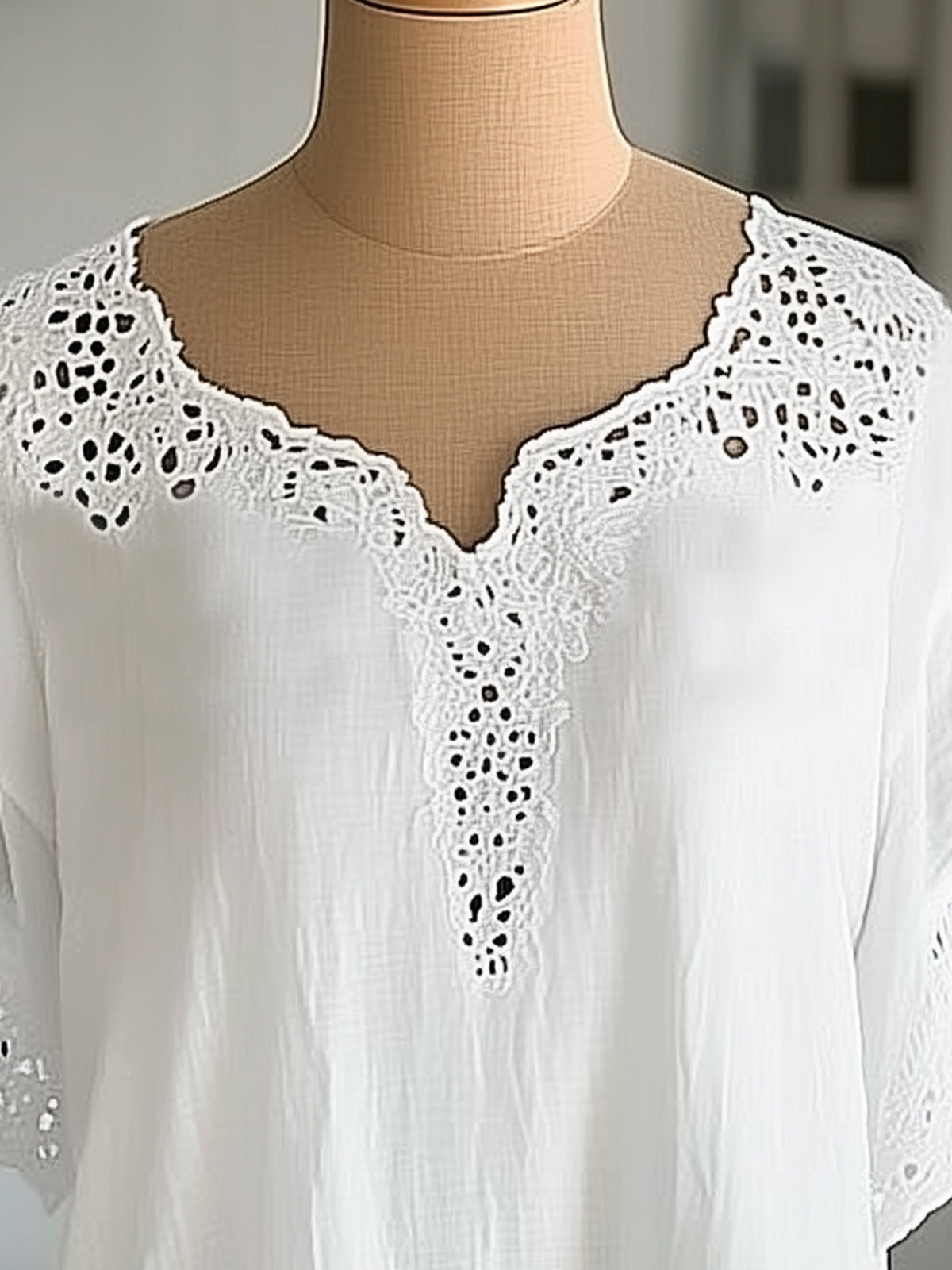 Fashionable White Short-Sleeve Blouse With Lace Collar And Cuffs