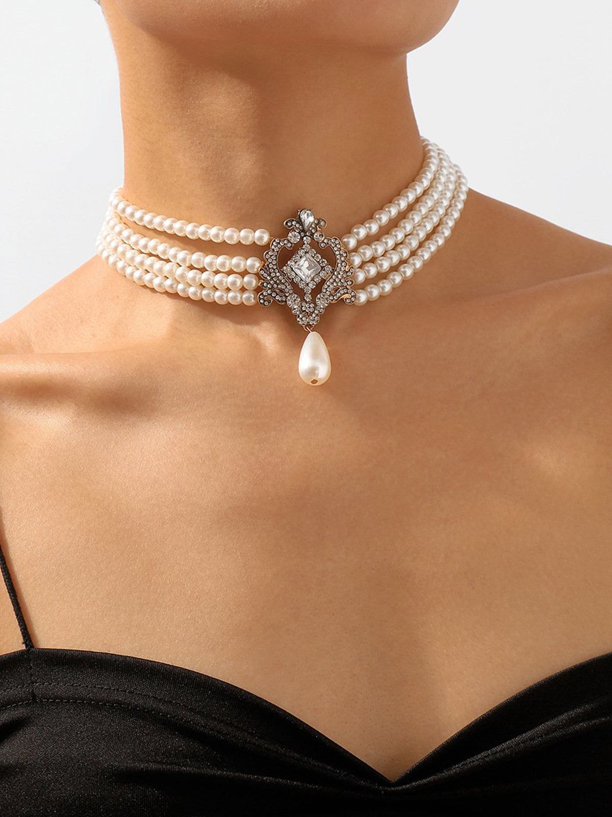 Collier ras du cou élégant avec fausses perles