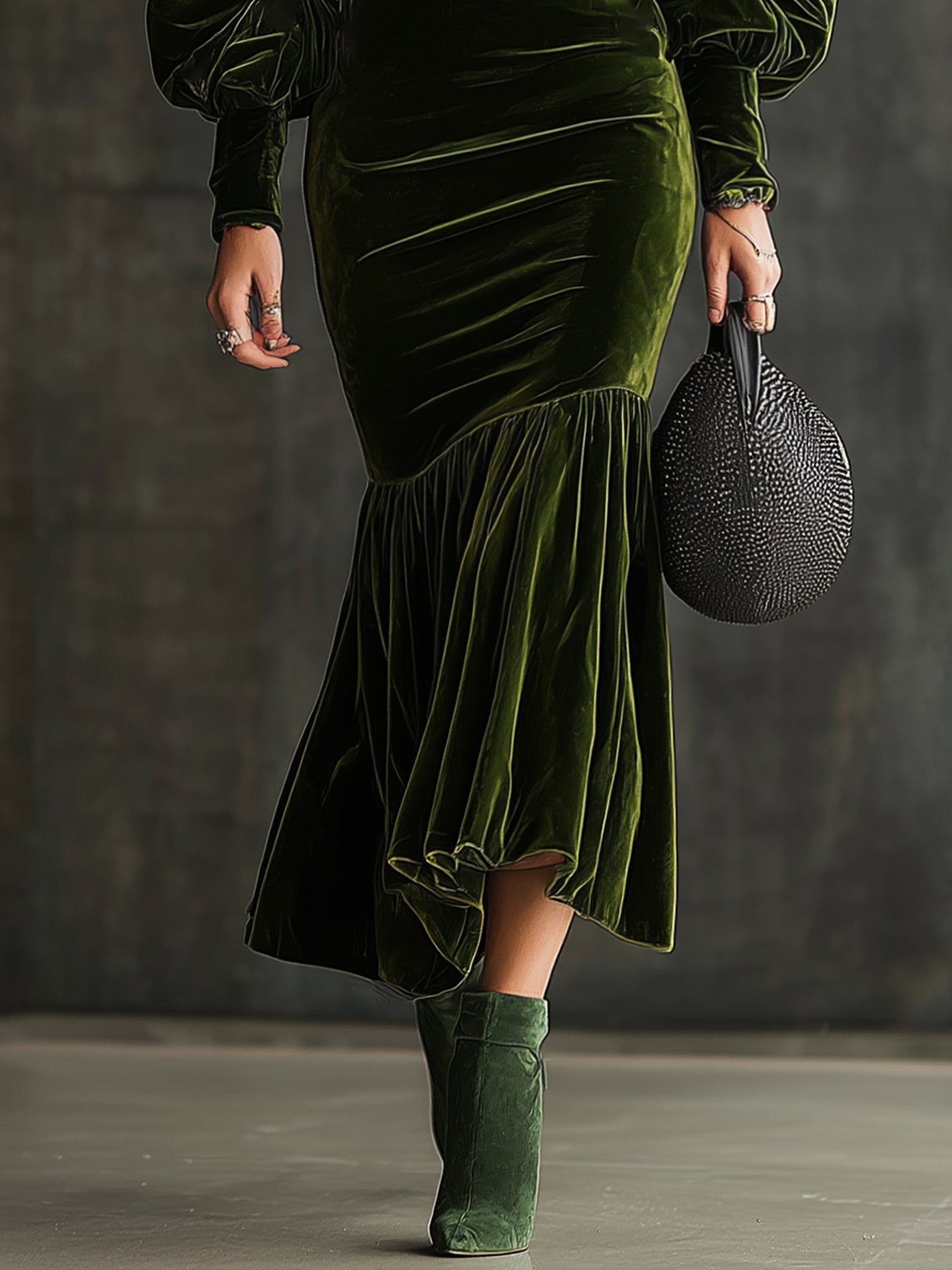 Emerald Velvet Embroidered V-Neck Long Sleeve Bodycon Dress
