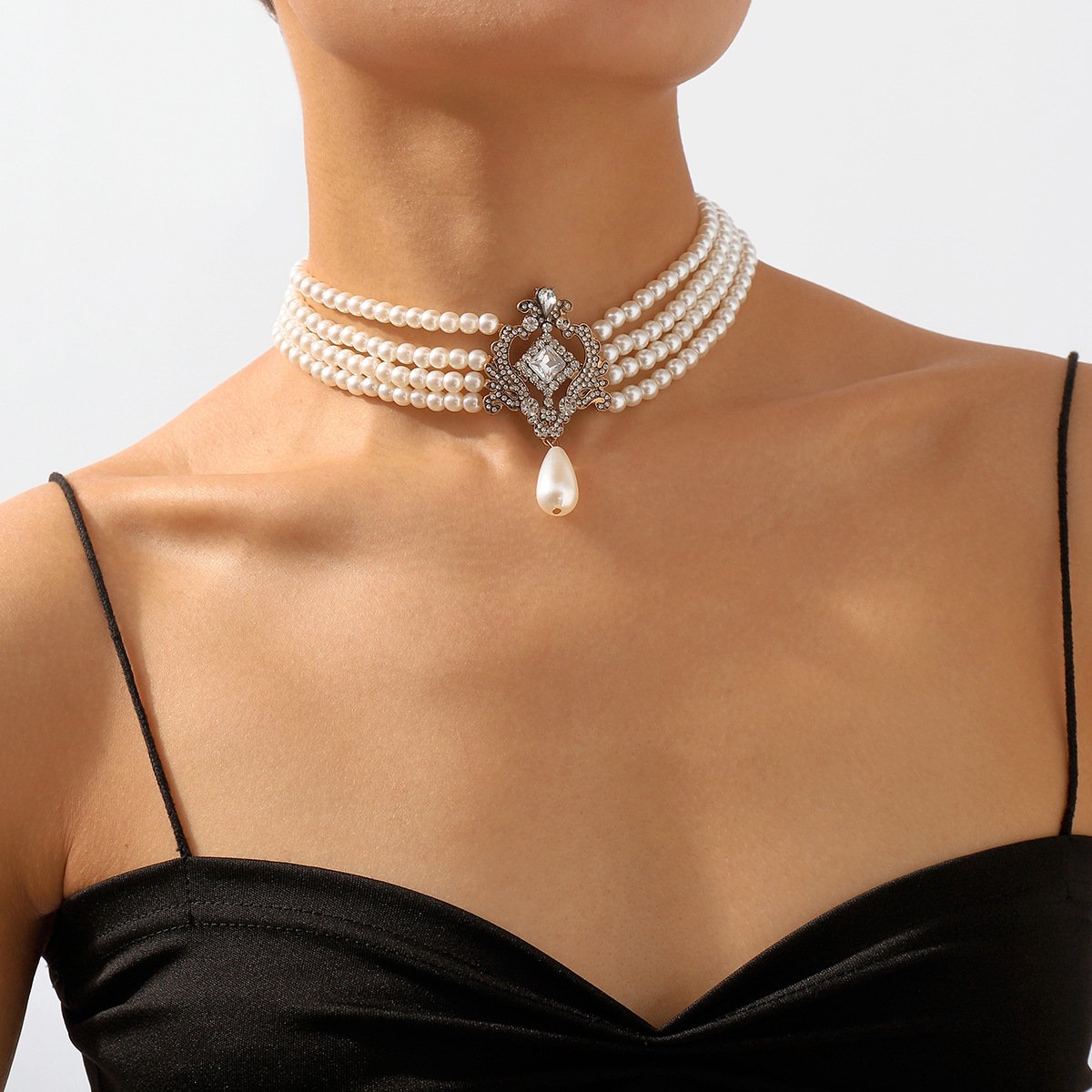 Collier ras du cou élégant avec fausses perles