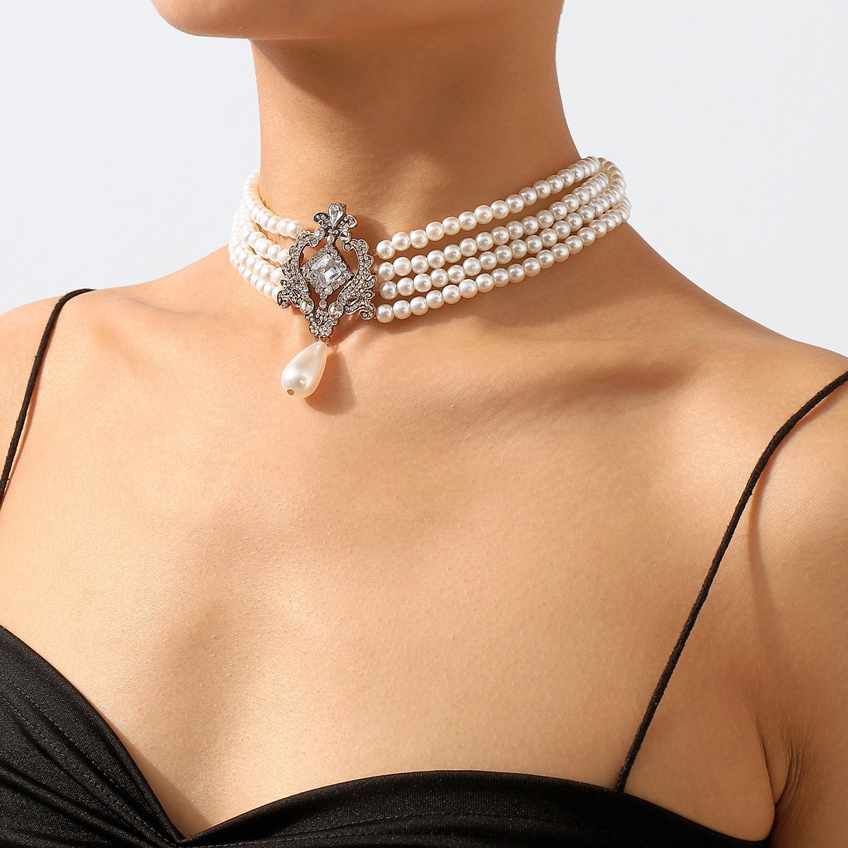 Collier ras du cou élégant avec fausses perles